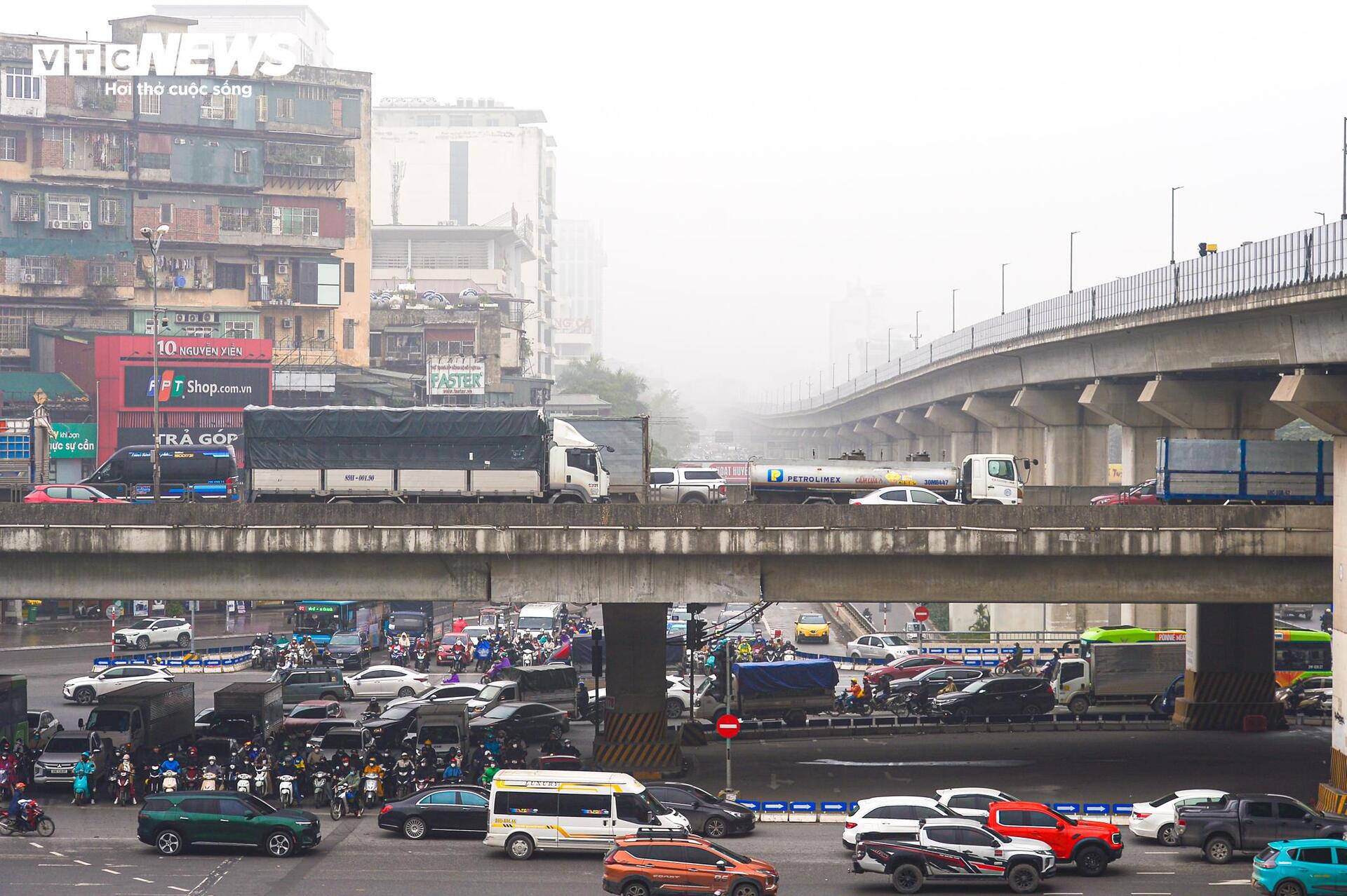 Hà Nội mù sương và ô nhiễm thứ hai thế giới - Ảnh 3.