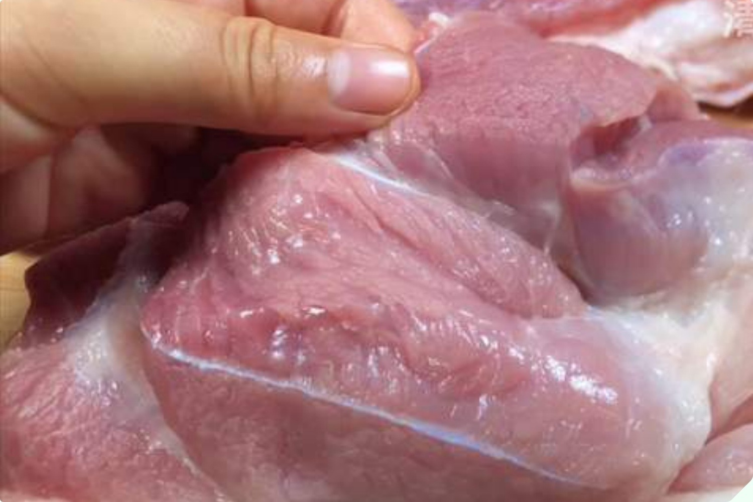 Mua thịt lợn thấy 5 dấu hiệu n&agrave;y th&igrave; "quay xe" lu&ocirc;n, c&oacute; loại người b&aacute;n h&agrave;ng cũng chẳng d&aacute;m ăn - Ảnh 2.