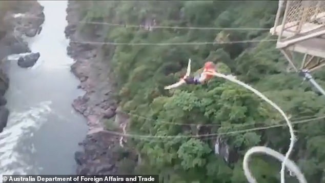Video sốc: Dây nhảy bungee bị đứt, người phụ nữ rơi thẳng từ độ cao 110m xuống dòng sông đầy cá sấu- Ảnh 1. Video sốc: Dây nhảy bungee bị đứt, người phụ nữ rơi thẳng từ độ cao 110m xuống dòng sông đầy cá sấu- Ảnh 1.