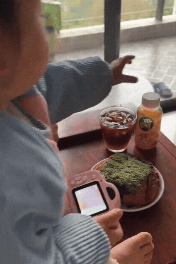 Đợi con gái 1 tuổi chụp ảnh check-in cafe, ông bố than trời: "Đến cảnh giới này rồi, hệ quả đi cafe quá 180 phút" - Ảnh 1. Đợi con gái 1 tuổi chụp ảnh check-in cafe, ông bố than trời: "Đến cảnh giới này rồi, hệ quả đi cafe quá 180 phút" - Ảnh 1.