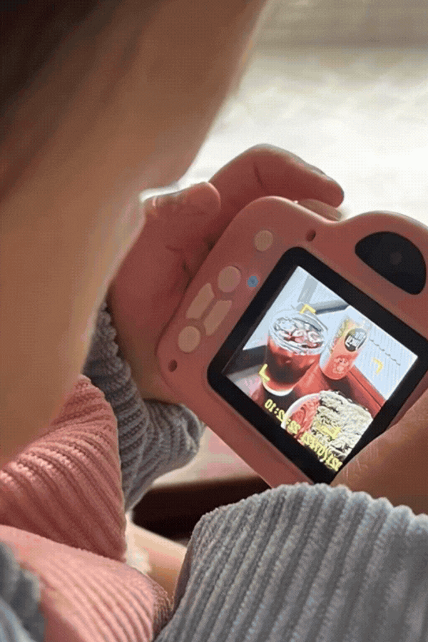 Đợi con gái 1 tuổi chụp ảnh check-in cafe, ông bố than trời: "Đến cảnh giới này rồi, hệ quả đi cafe quá 180 phút" - Ảnh 3. Đợi con gái 1 tuổi chụp ảnh check-in cafe, ông bố than trời: "Đến cảnh giới này rồi, hệ quả đi cafe quá 180 phút" - Ảnh 3.