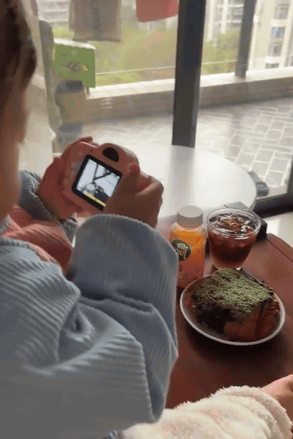 Đợi con gái 1 tuổi chụp ảnh check-in cafe, ông bố than trời: "Đến cảnh giới này rồi, hệ quả đi cafe quá 180 phút" - Ảnh 2. Đợi con gái 1 tuổi chụp ảnh check-in cafe, ông bố than trời: "Đến cảnh giới này rồi, hệ quả đi cafe quá 180 phút" - Ảnh 2.