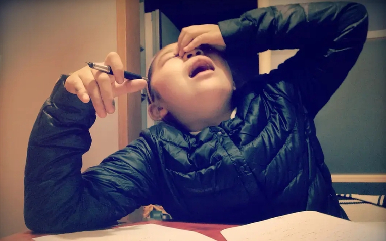 Bài toán 3 + 2 = 5 bị gạch sai gây tranh cãi - Ảnh 1.