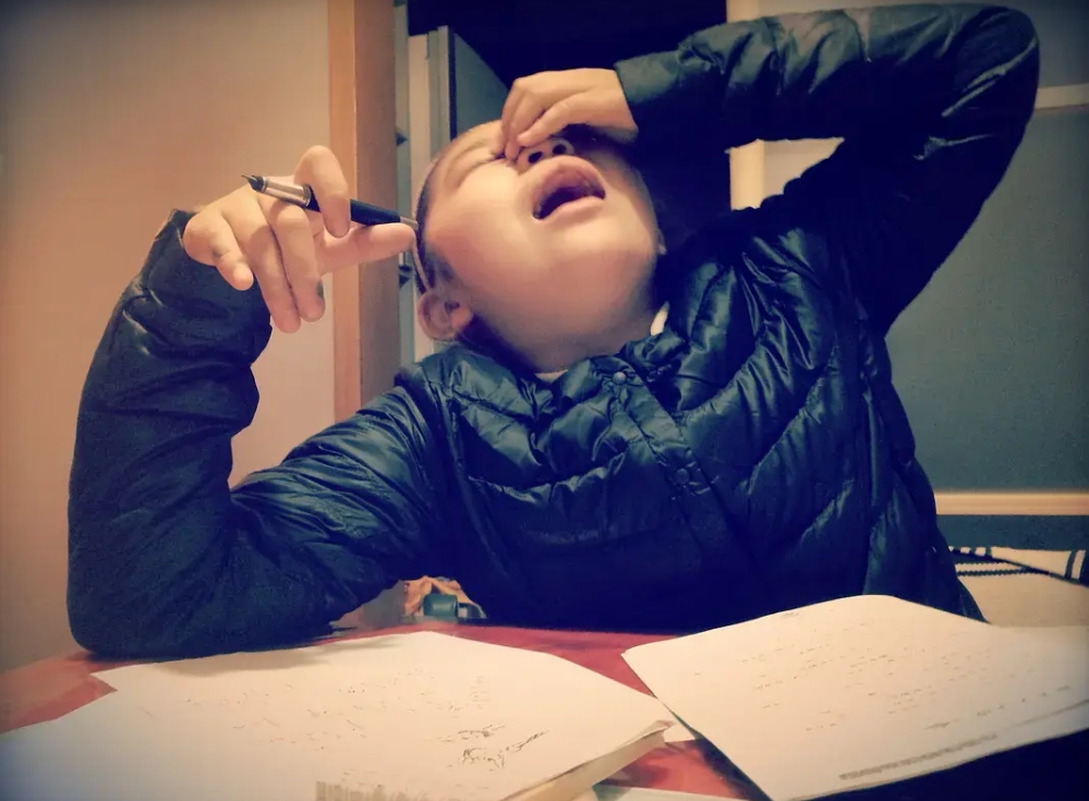 Bài toán 3 + 2 = 5 bị gạch sai gây tranh cãi - Ảnh 2.