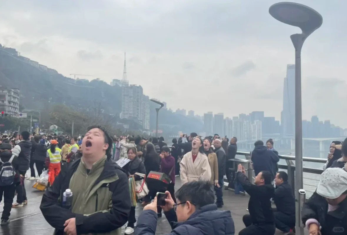 Cảnh tượng độc đáo: Hàng trăm người đu trend nuốt tàu ở Trùng Khánh - Ảnh 3.