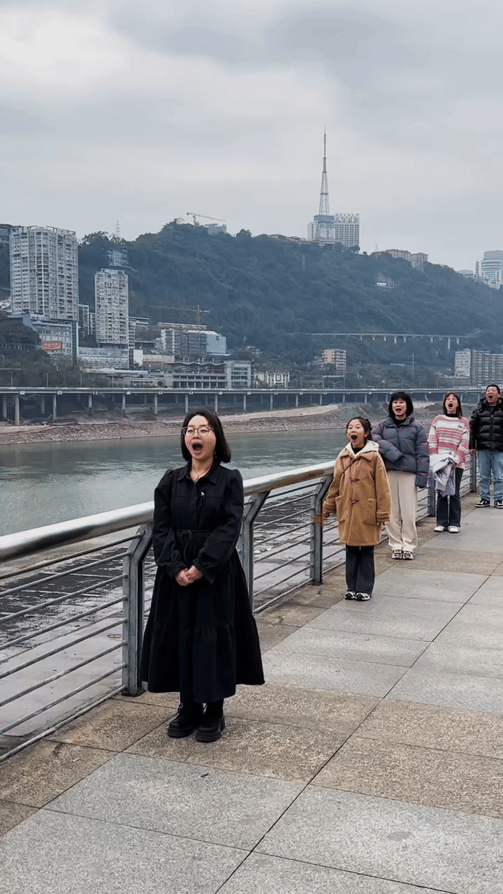 Cảnh tượng độc đáo: Hàng trăm người đu trend nuốt tàu ở Trùng Khánh - Ảnh 1.