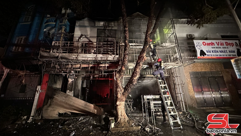 Vụ cháy lớn tại cửa hàng quảng cáo ở Sơn La nghi Do phóng hỏa - Ảnh 1.