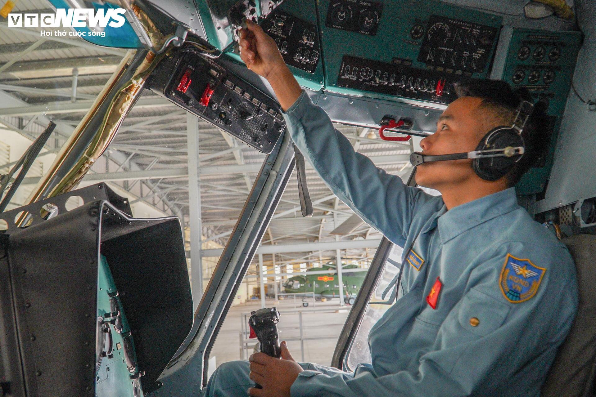 5 Trực thăng diễu binh 30 / 4: Nhiệm vụ lịch sử của Trung đoàn Không quân 916 - Ảnh 3.