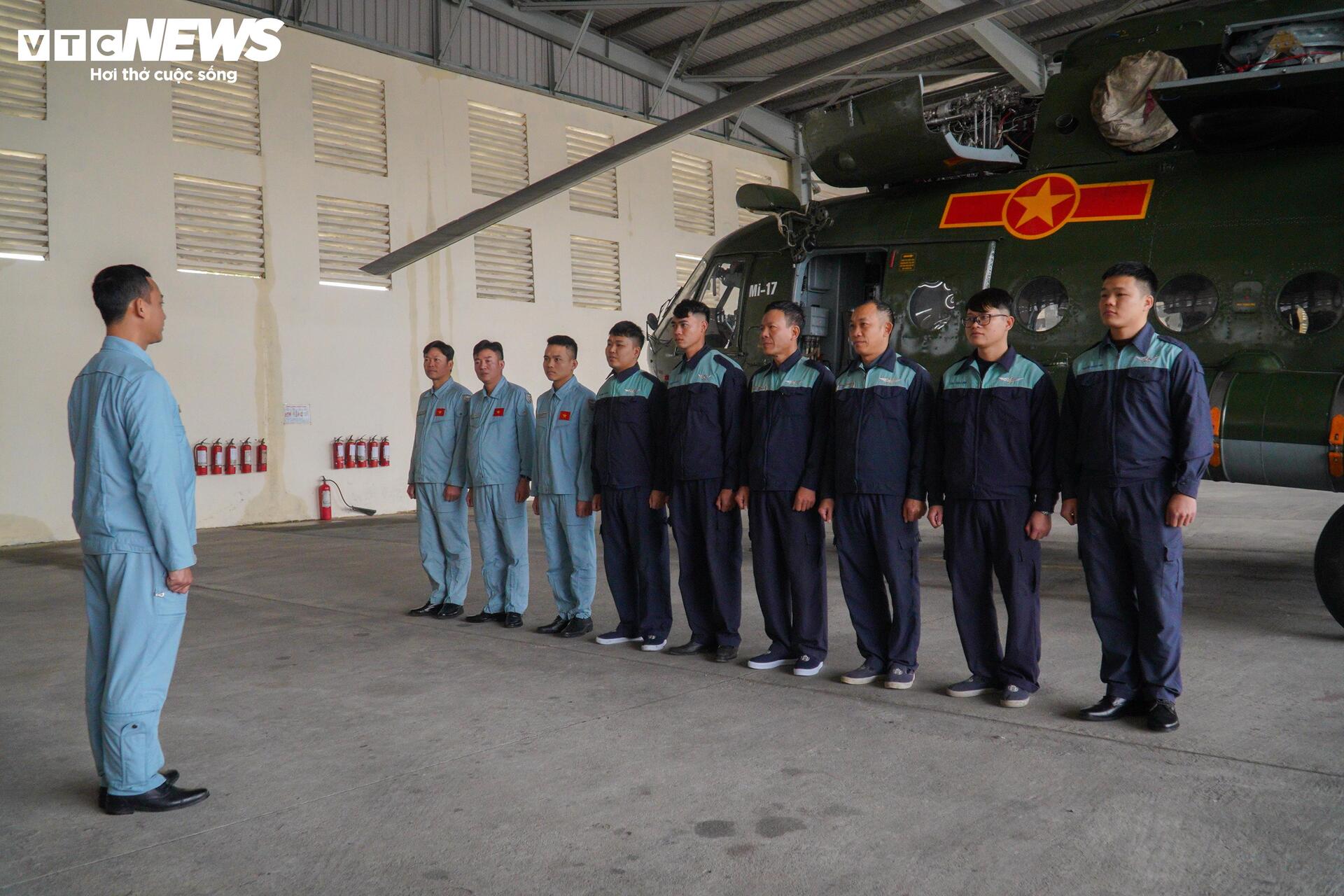 5 Trực thăng diễu binh 30 / 4: Nhiệm vụ lịch sử của Trung đoàn Không quân 916 - Ảnh 1.