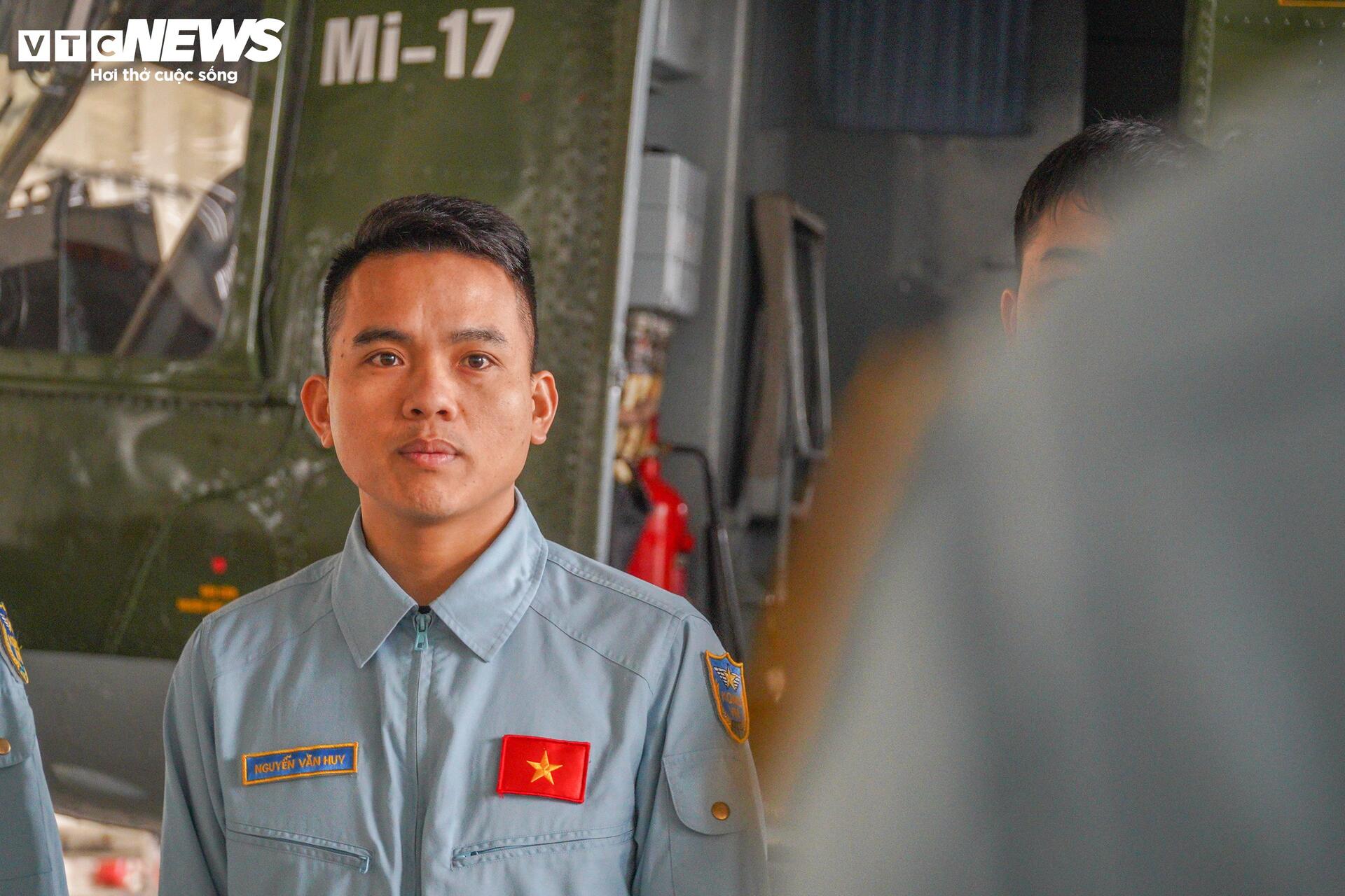 5 Trực thăng diễu binh 30 / 4: Nhiệm vụ lịch sử của Trung đoàn Không quân 916 - Ảnh 2.