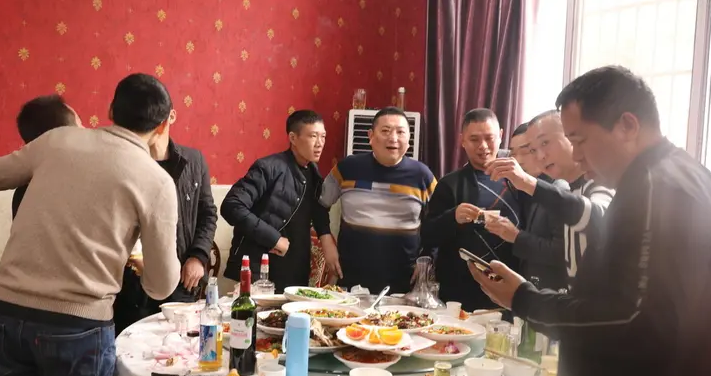 Đi họp lớp, người bạn giàu chi trả hóa đơn 300 triệu đồng và tình bạn chân thành - Ảnh 1.