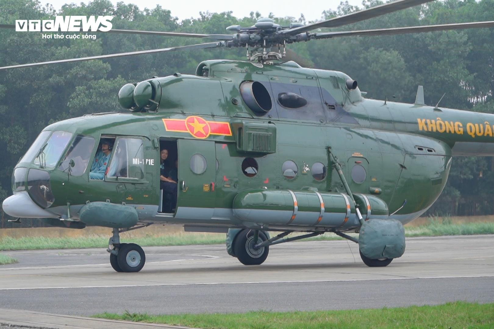 5 Trực thăng diễu binh 30 / 4: Nhiệm vụ lịch sử của Trung đoàn Không quân 916 - Ảnh 9.