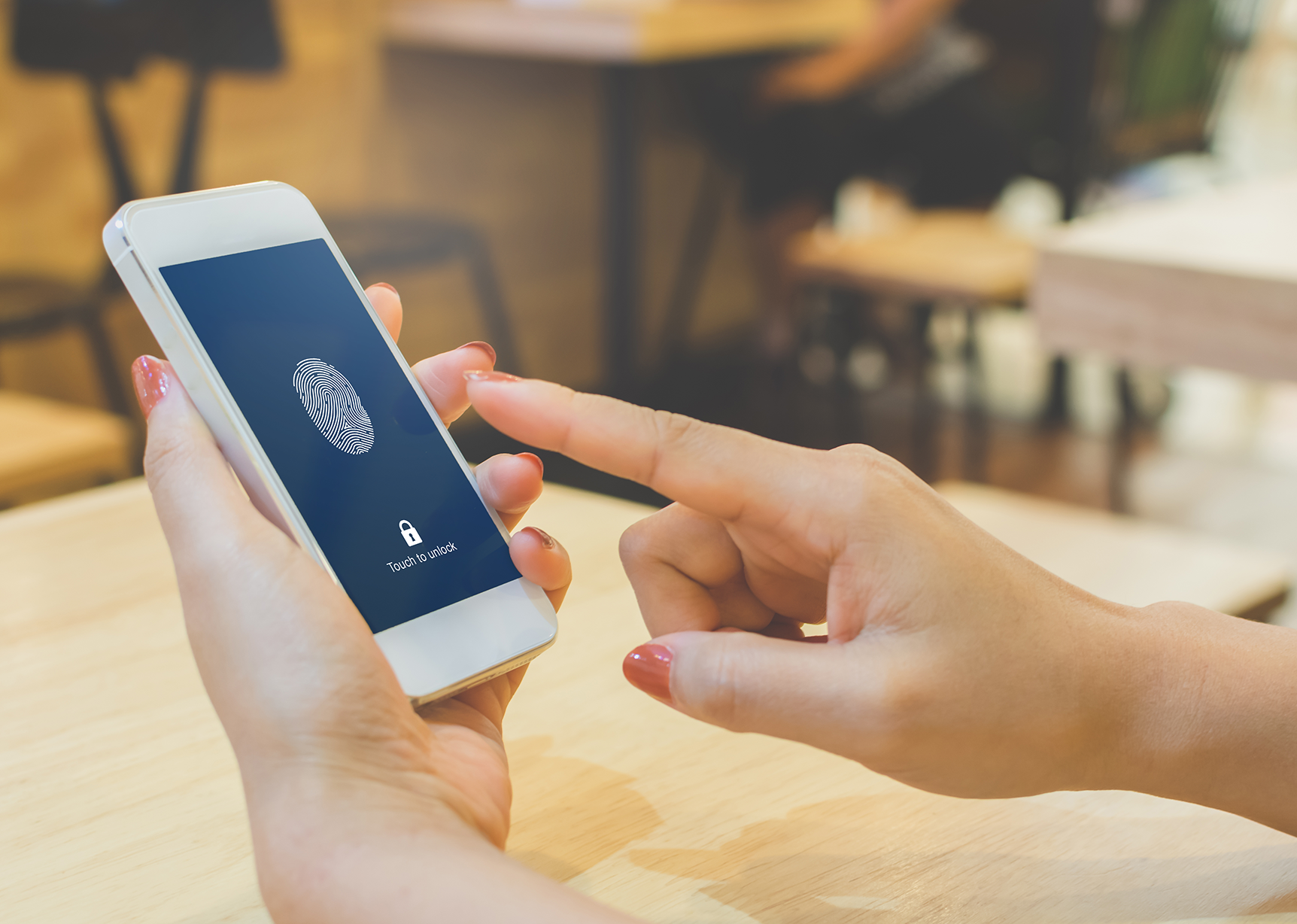 Lưu h&igrave;nh ảnh n&agrave;y v&agrave;o điện thoại, t&agrave;i khoản người đ&agrave;n &ocirc;ng bị trừ mất 350 triệu đồng, cảnh s&aacute;t lập tức l&ecirc;n tiếng cảnh b&aacute;o- Ảnh 2.