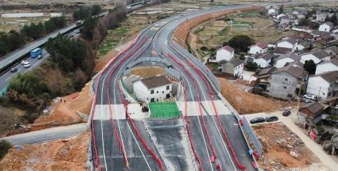 Gia chủ kh&ocirc;ng chịu di dời khiến đường cao tốc phải "t&aacute;ch đ&ocirc;i": Từ chối khoản đền b&ugrave; hơn 5,6 tỷ đồng c&ugrave;ng 3 căn nh&agrave;, kết cục phải sống giữa kh&oacute;i bụi v&agrave; tiếng ồn - Ảnh 2.