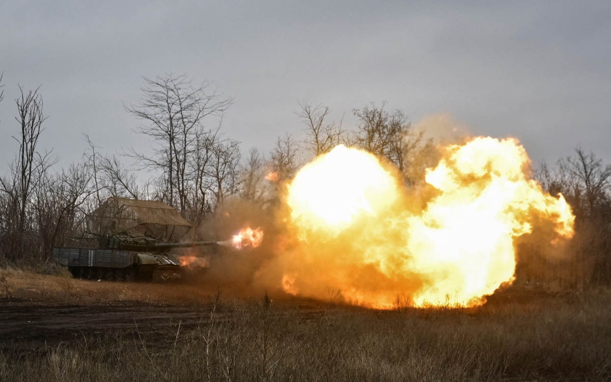 Nghẹt thở cảnh UAV Nga từ từ bay v&agrave;o khoang xe thiết gi&aacute;p đầy l&iacute;nh Ukraine - Ảnh 1.