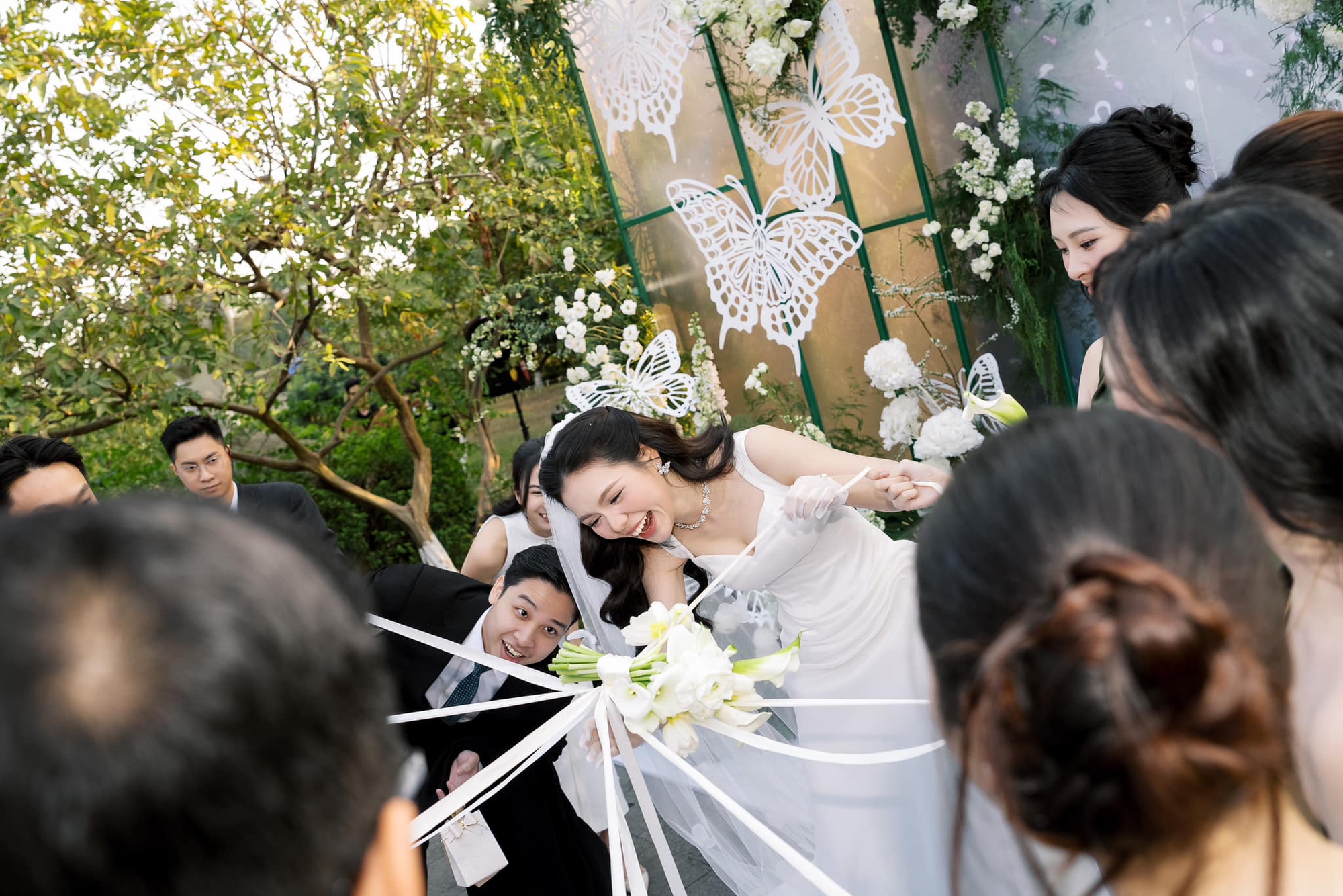 Hoa hậu Kỳ Duy&ecirc;n vừa b&iacute; mật tổ chức lễ cưới: D&acirc;u rể kho&aacute; m&ocirc;i cực ngọt, kh&aacute;ch mời vỏn vẹn 50 người- Ảnh 4.