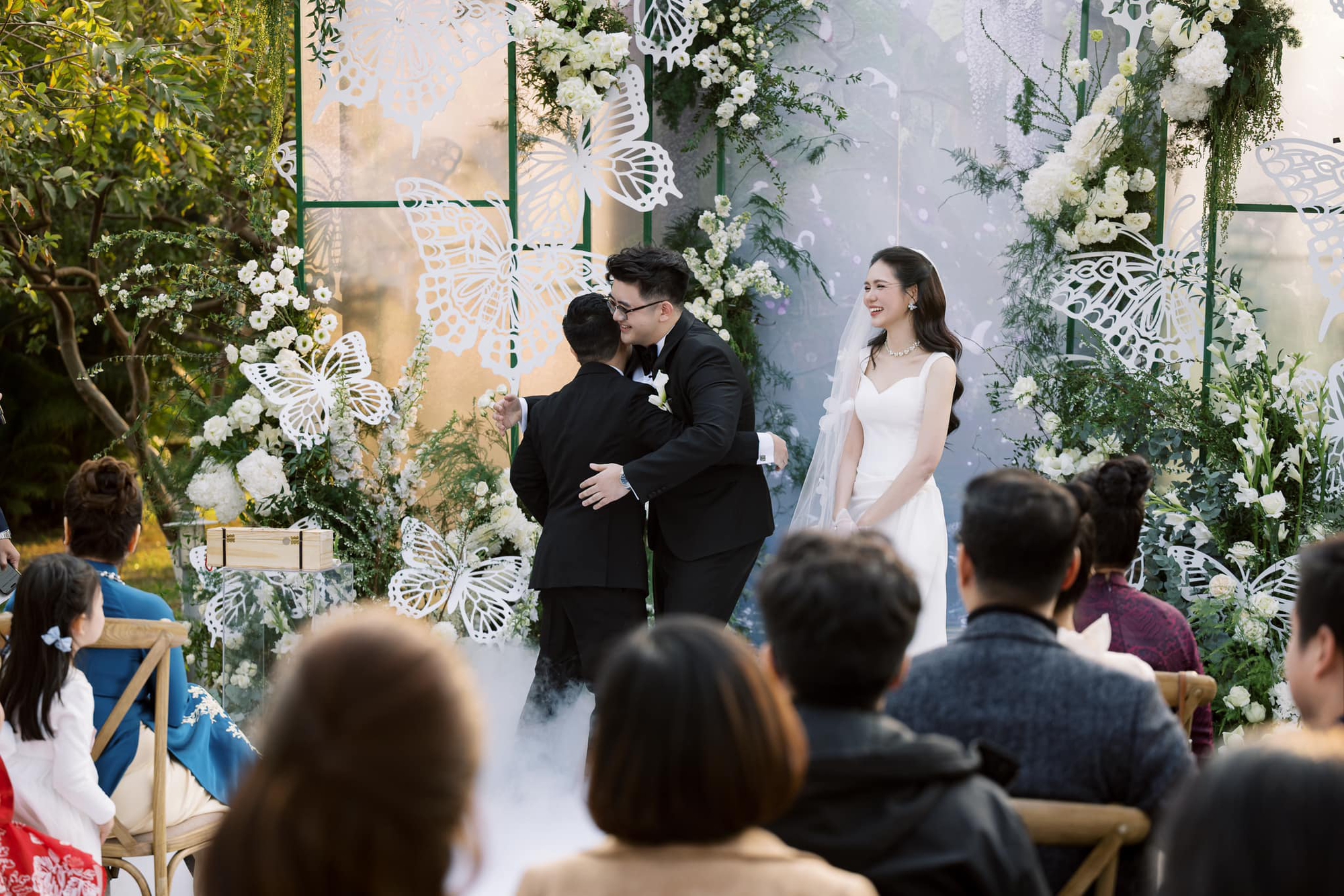 Hoa hậu Kỳ Duy&ecirc;n vừa b&iacute; mật tổ chức lễ cưới: D&acirc;u rể kho&aacute; m&ocirc;i cực ngọt, kh&aacute;ch mời vỏn vẹn 50 người- Ảnh 1.