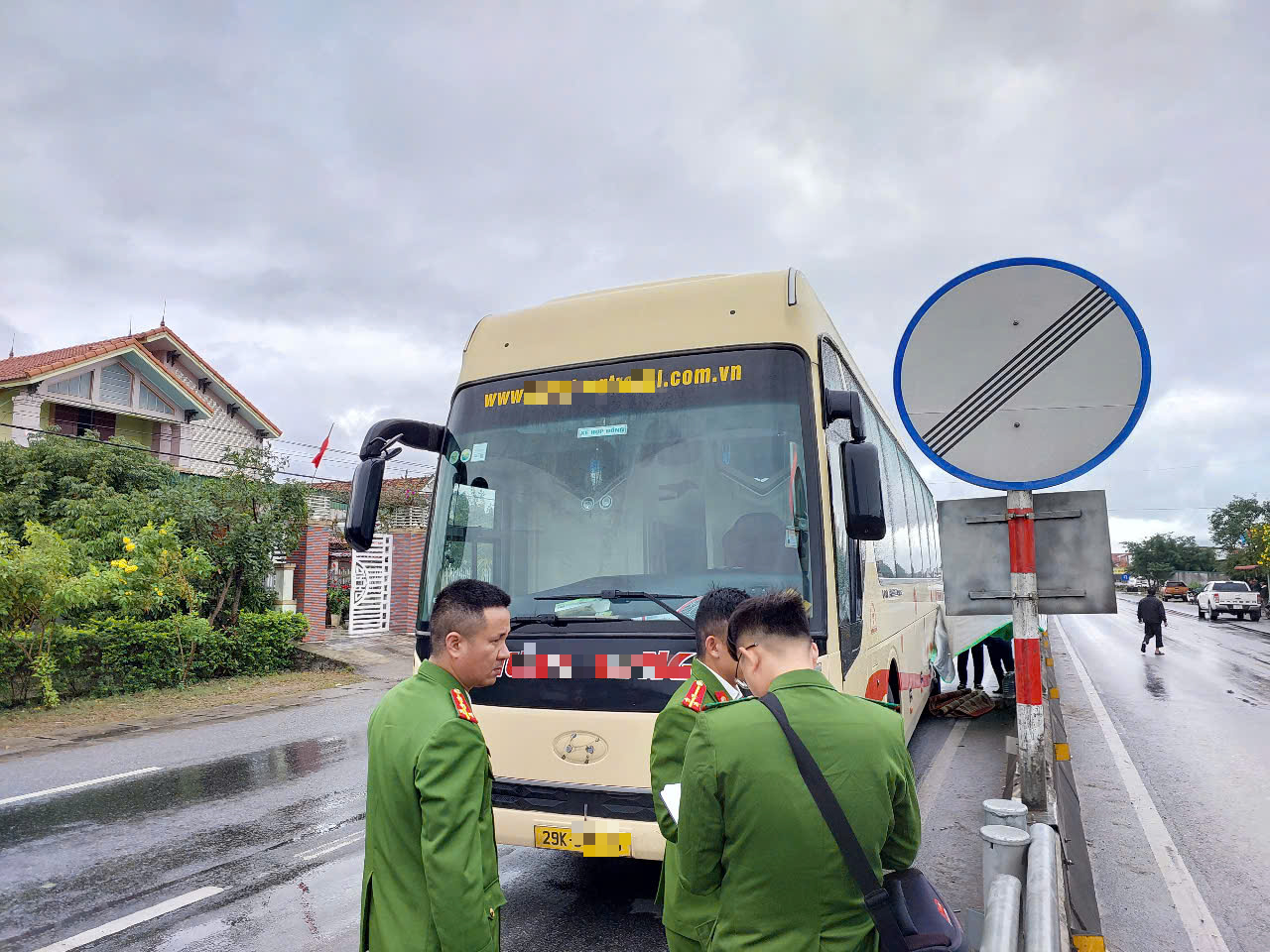 Người phụ nữ bị xe khách kéo lê 20 m trên Quốc lộ 1 - Ảnh 1. Người phụ nữ bị xe khách kéo lê 20 m trên Quốc lộ 1 - Ảnh 1.