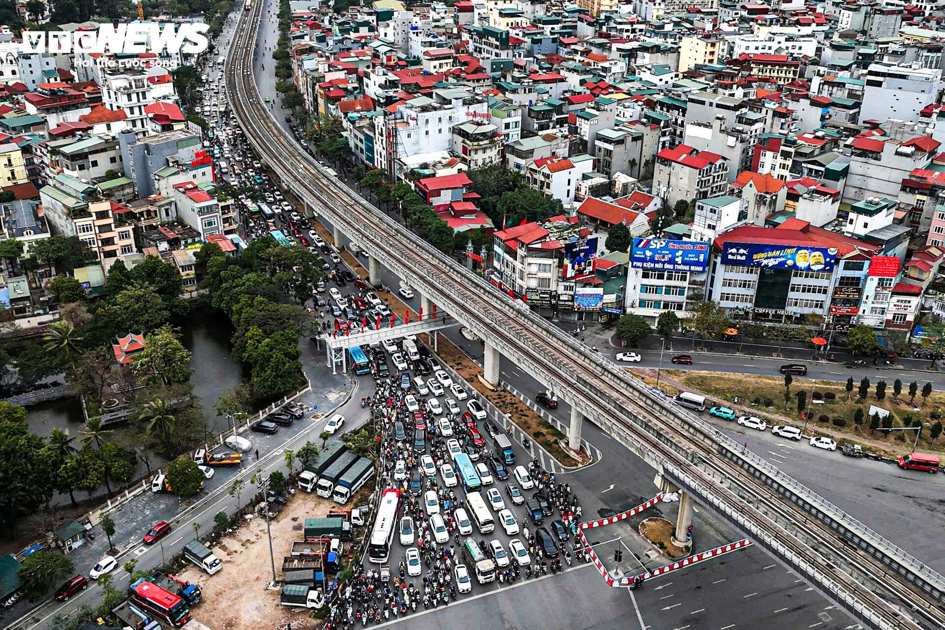 Nhiều tuyến đường &ugrave;n tắc giao th&ocirc;ng H&agrave; Nội ng&agrave;y đầu l&agrave;m việc sau Tết - Ảnh 2.