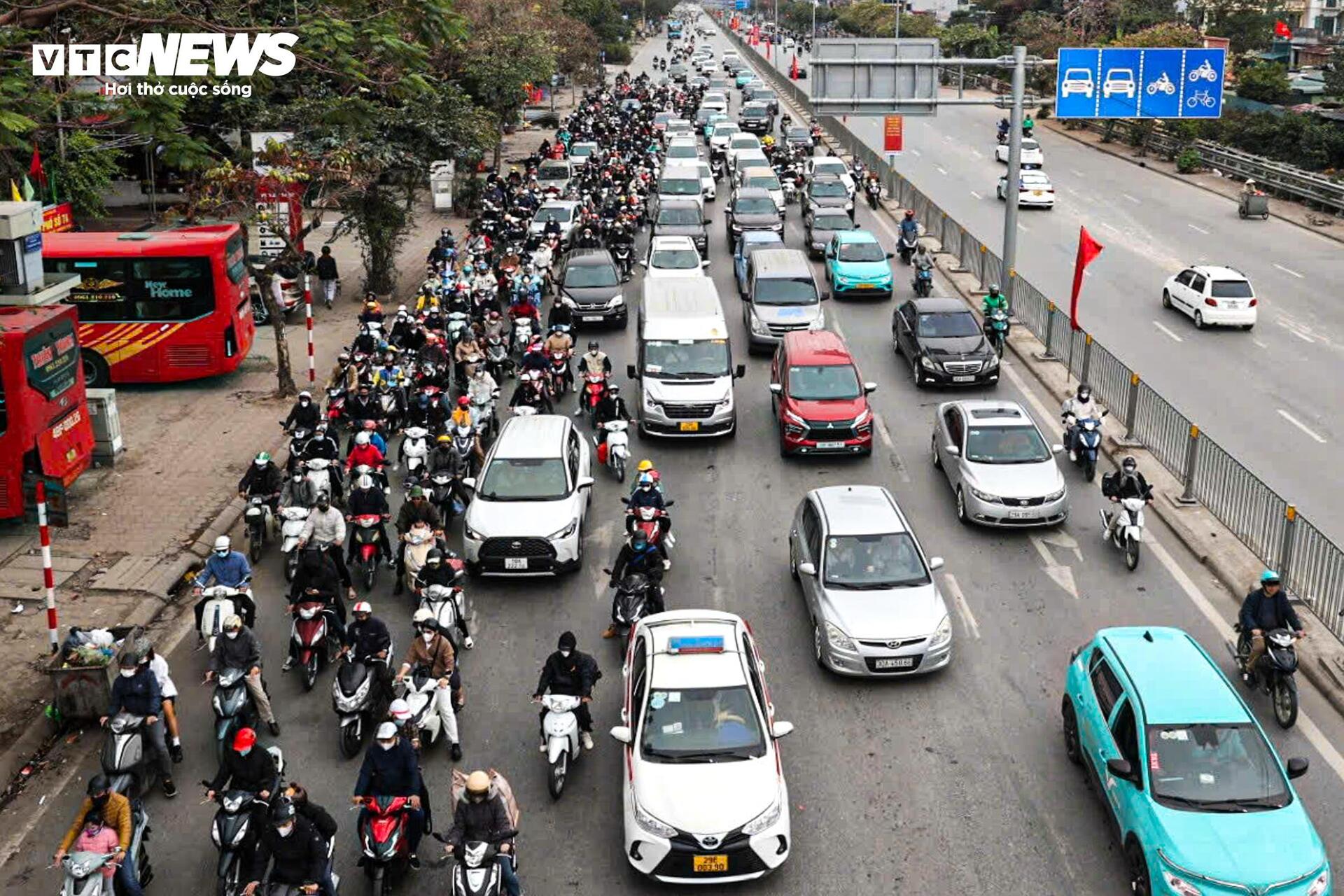 Nhiều tuyến đường &ugrave;n tắc giao th&ocirc;ng H&agrave; Nội ng&agrave;y đầu l&agrave;m việc sau Tết - Ảnh 5.