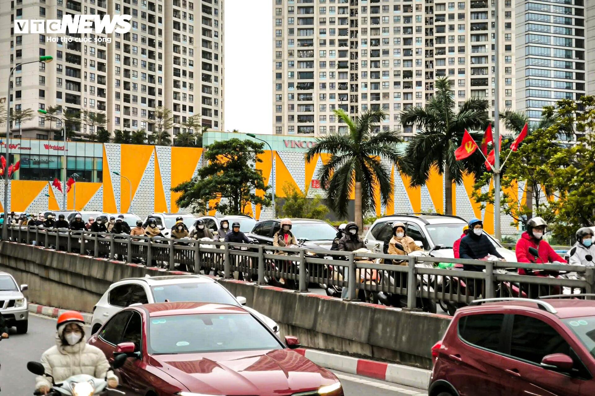 Nhiều tuyến đường &ugrave;n tắc giao th&ocirc;ng H&agrave; Nội ng&agrave;y đầu l&agrave;m việc sau Tết - Ảnh 10.