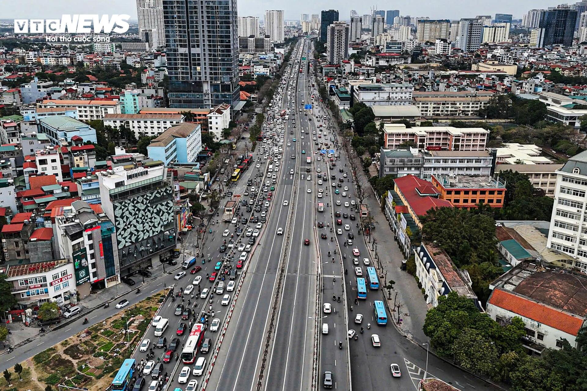 Nhiều tuyến đường &ugrave;n tắc giao th&ocirc;ng H&agrave; Nội ng&agrave;y đầu l&agrave;m việc sau Tết - Ảnh 3.