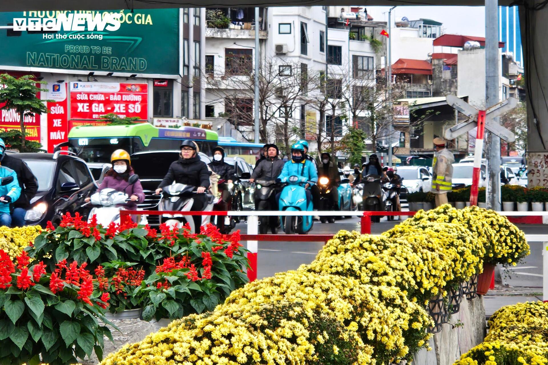 Nhiều tuyến đường &ugrave;n tắc giao th&ocirc;ng H&agrave; Nội ng&agrave;y đầu l&agrave;m việc sau Tết - Ảnh 9.