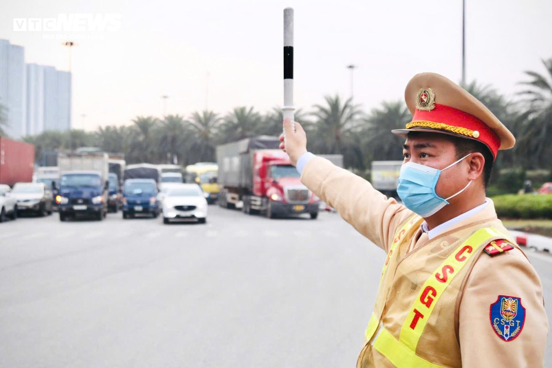 Nhiều tuyến đường &ugrave;n tắc giao th&ocirc;ng H&agrave; Nội ng&agrave;y đầu l&agrave;m việc sau Tết - Ảnh 8.