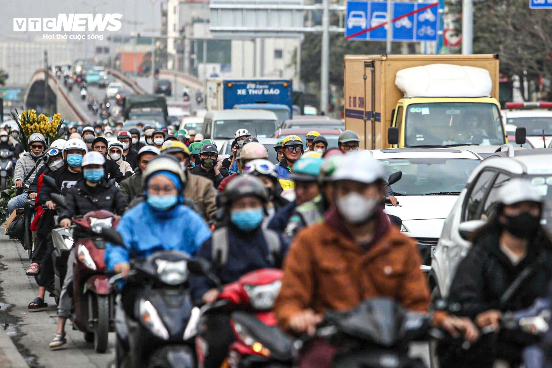 Nhiều tuyến đường &ugrave;n tắc giao th&ocirc;ng H&agrave; Nội ng&agrave;y đầu l&agrave;m việc sau Tết - Ảnh 6.