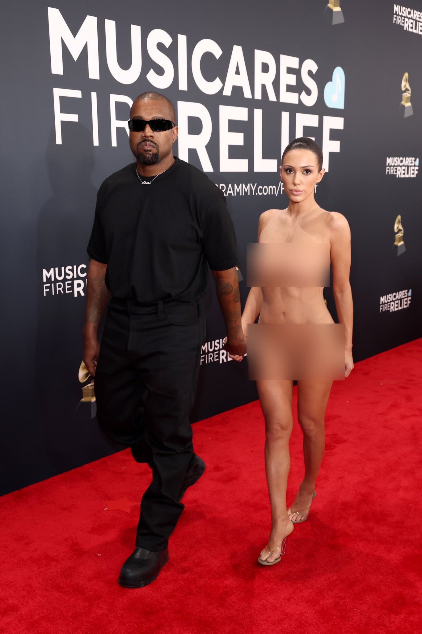 Trơ trẽn nhất Grammy 2025: Vợ chồng Kanye West lột đồ trần như nhộng, bị đuổi cổ khỏi thảm đỏ v&igrave; kh&ocirc;ng mời m&agrave; tới!- Ảnh 4.