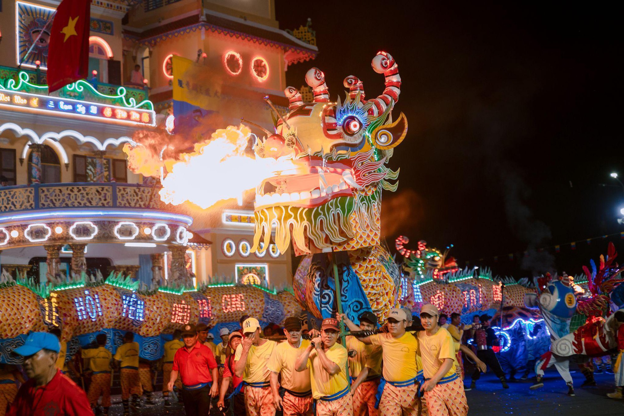 Núi Bà Đen chính thức khai mạc Hội xuân, hàng trăm nghìn người tìm đến núi thiêng - Ảnh 10. Núi Bà Đen chính thức khai mạc Hội xuân, hàng trăm nghìn người tìm đến núi thiêng - Ảnh 10.