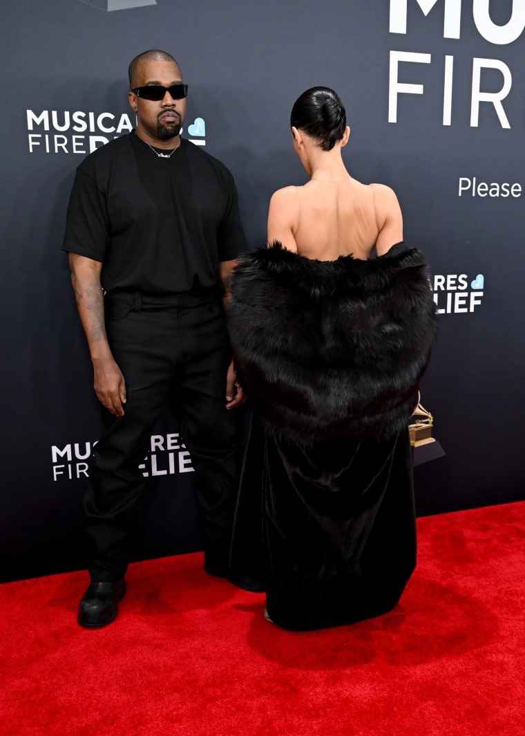 Trơ trẽn nhất Grammy 2025: Vợ chồng Kanye West lột đồ trần như nhộng, bị đuổi cổ khỏi thảm đỏ v&igrave; kh&ocirc;ng mời m&agrave; tới!- Ảnh 2.
