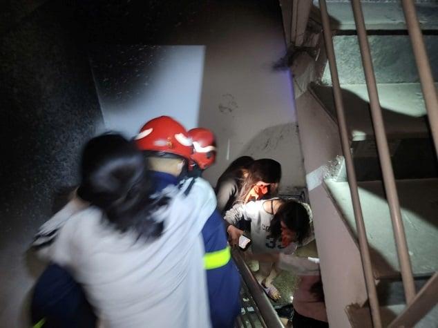 Cháy nhà trọ 6 tầng ở Cầu Giấy, cảnh sát đưa nhiều người mắc kẹt qua tầng mái nhà bên cạnh - Ảnh 1.