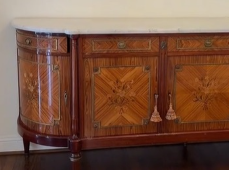 Mua online tủ gỗ hơn 250 năm tuổi, người phụ nữ tá hỏa phát hiện kho báu không tưởng bên trong: chính chủ cũng không biết gì- Ảnh 1.