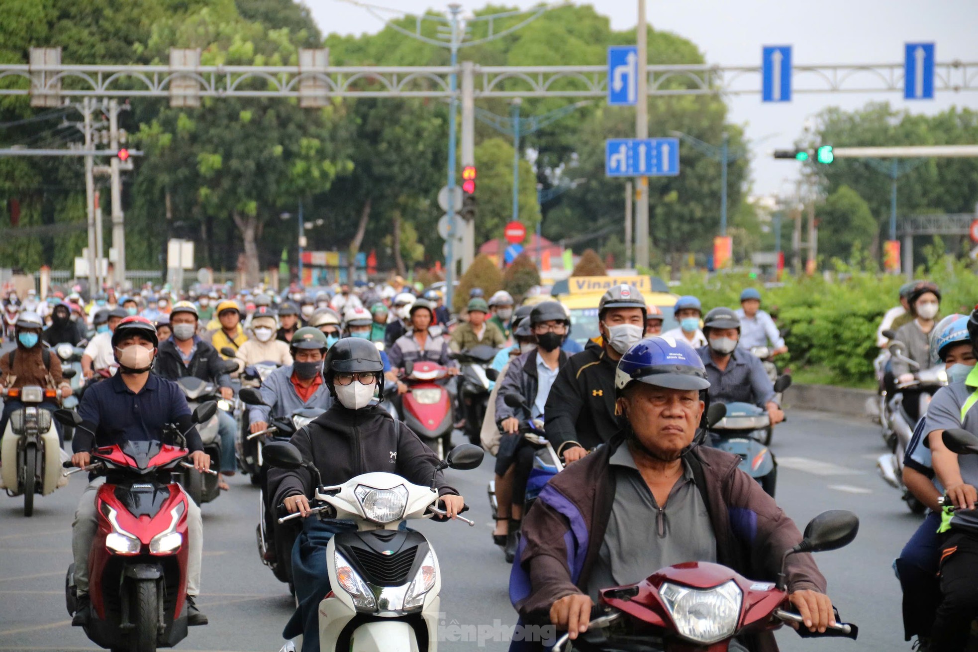 Đường vào trung tâm TPHCM tắc nghẽn ngày đầu đi làm sau Tết Nguyên đán - Ảnh 9.