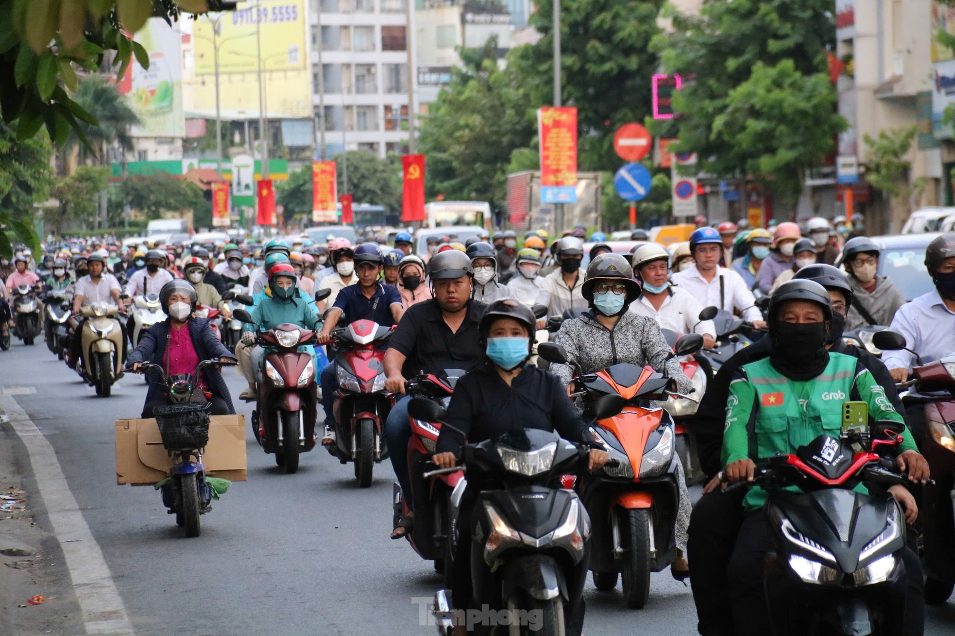 Đường vào trung tâm TPHCM tắc nghẽn ngày đầu đi làm sau Tết Nguyên đán - Ảnh 10.