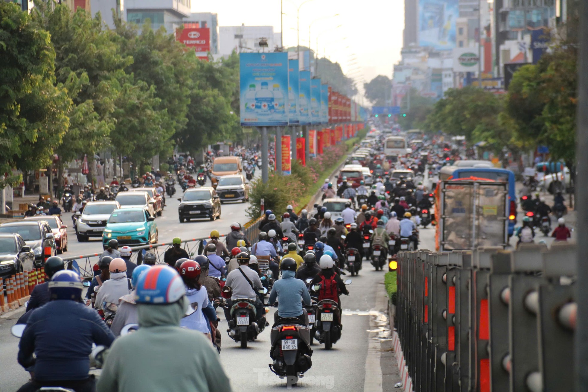 Đường vào trung tâm TPHCM tắc nghẽn ngày đầu đi làm sau Tết Nguyên đán - Ảnh 11.