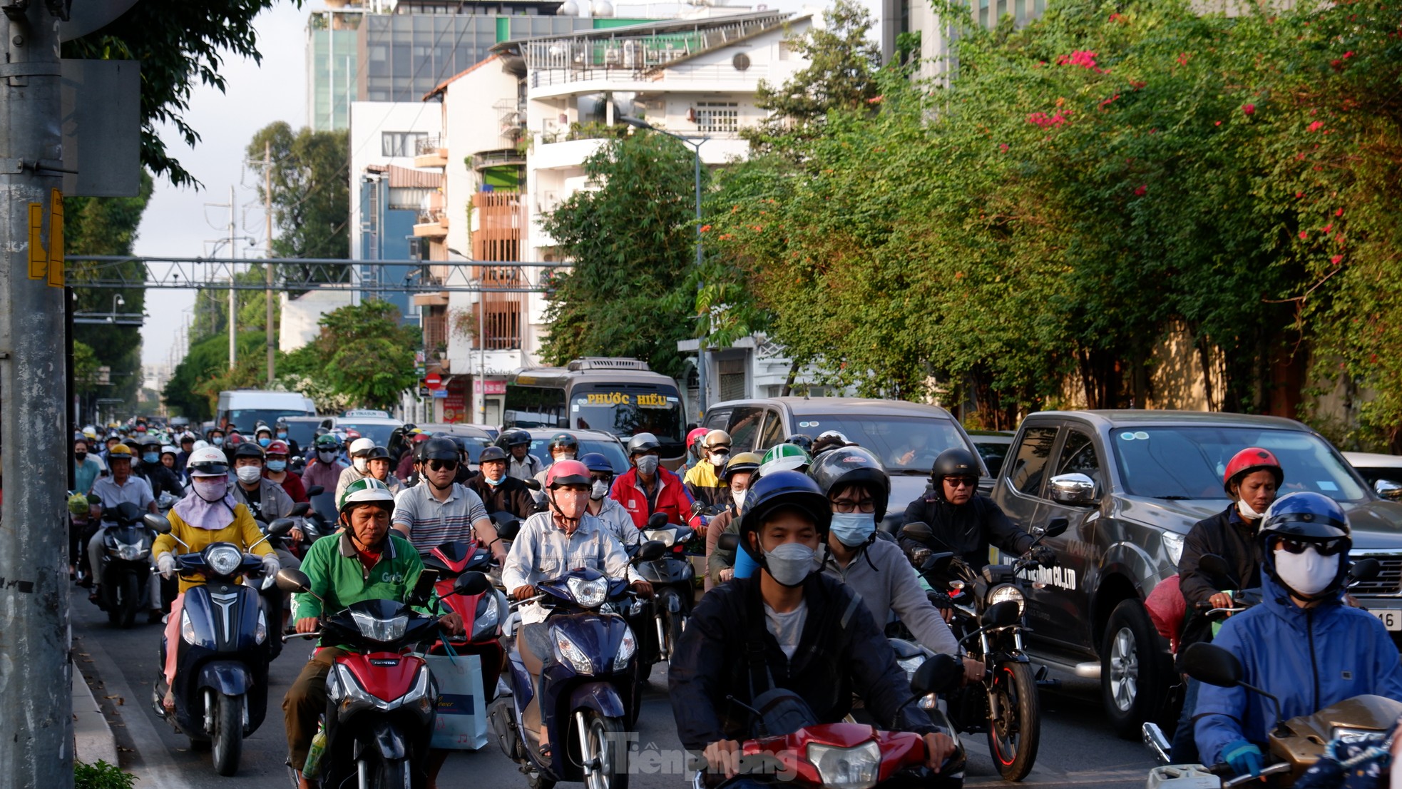 Đường vào trung tâm TPHCM tắc nghẽn ngày đầu đi làm sau Tết Nguyên đán - Ảnh 7.