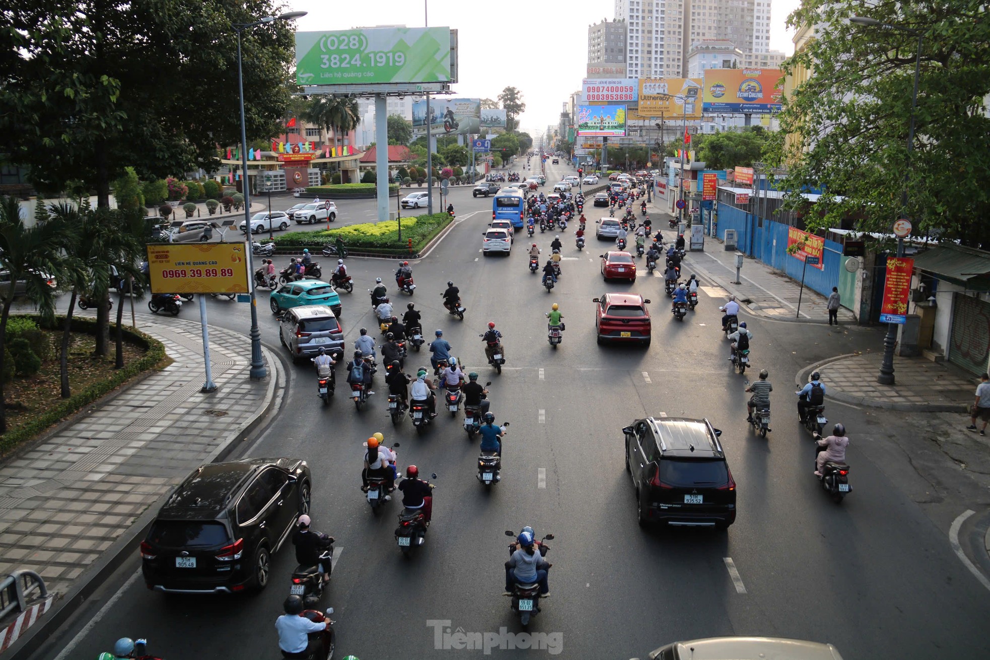 Đường vào trung tâm TPHCM tắc nghẽn ngày đầu đi làm sau Tết Nguyên đán - Ảnh 13.