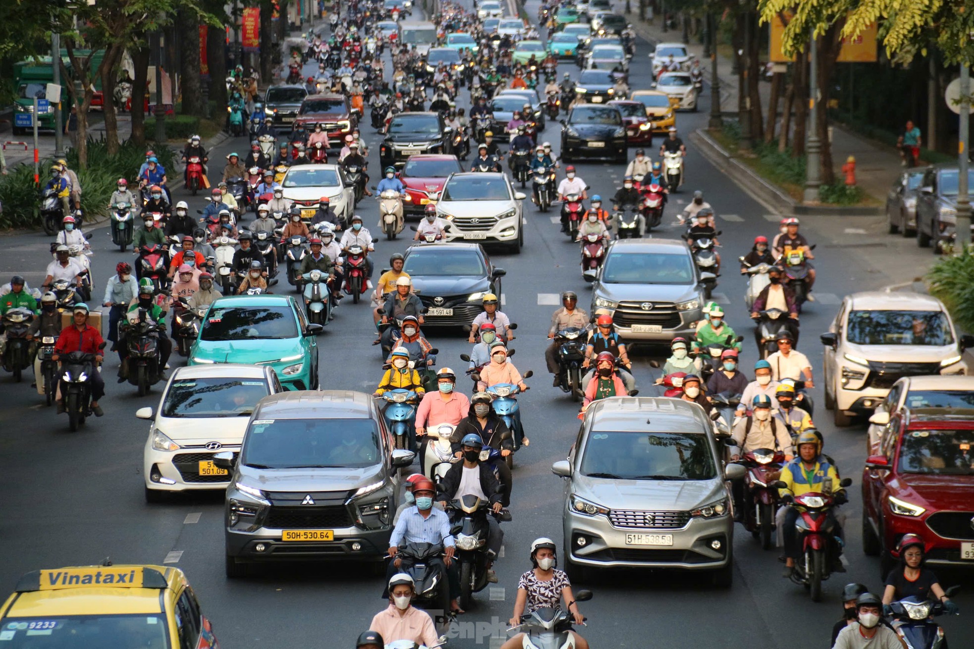 Đường vào trung tâm TPHCM tắc nghẽn ngày đầu đi làm sau Tết Nguyên đán - Ảnh 12.