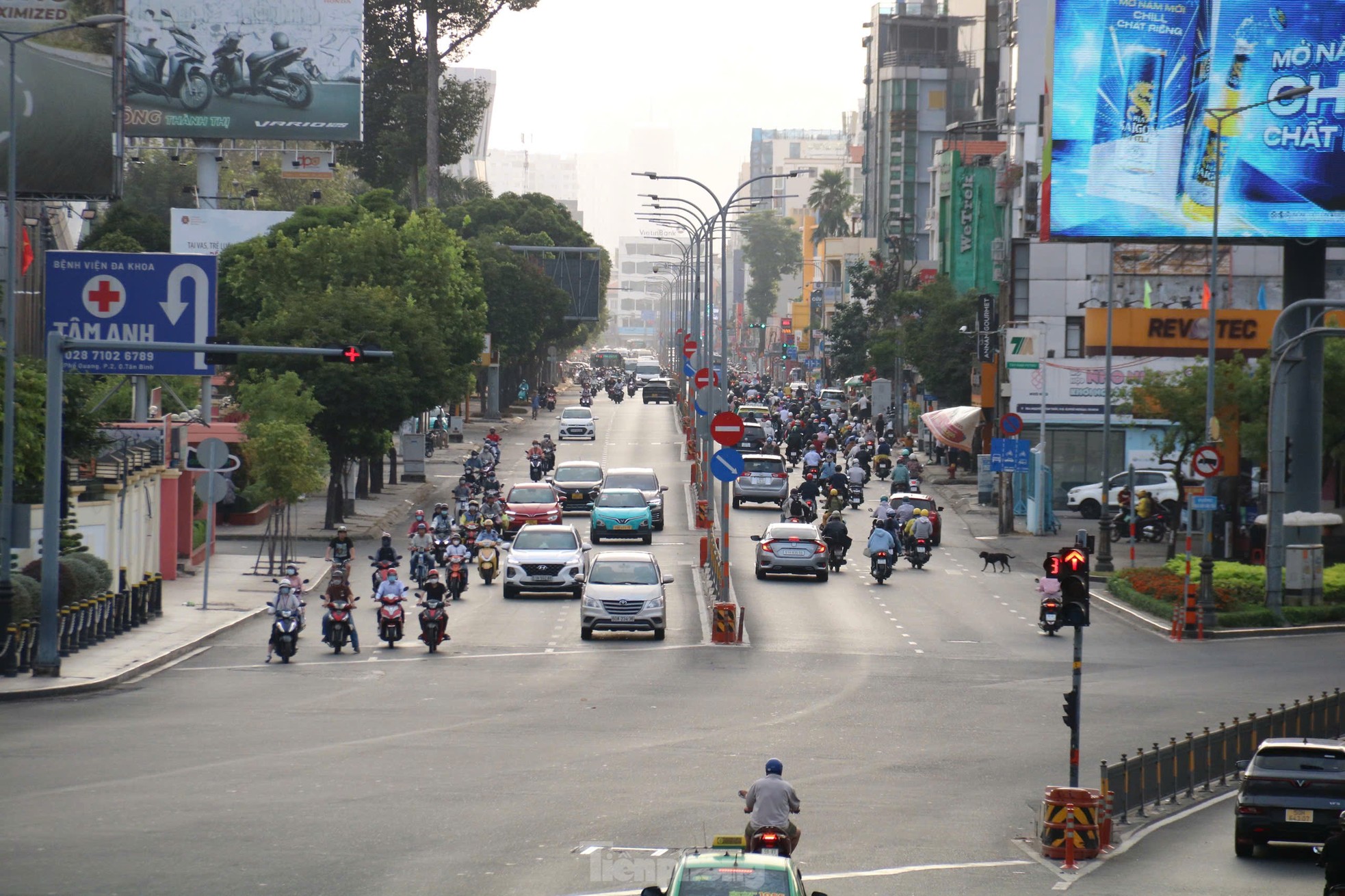Đường vào trung tâm TPHCM tắc nghẽn ngày đầu đi làm sau Tết Nguyên đán - Ảnh 14.