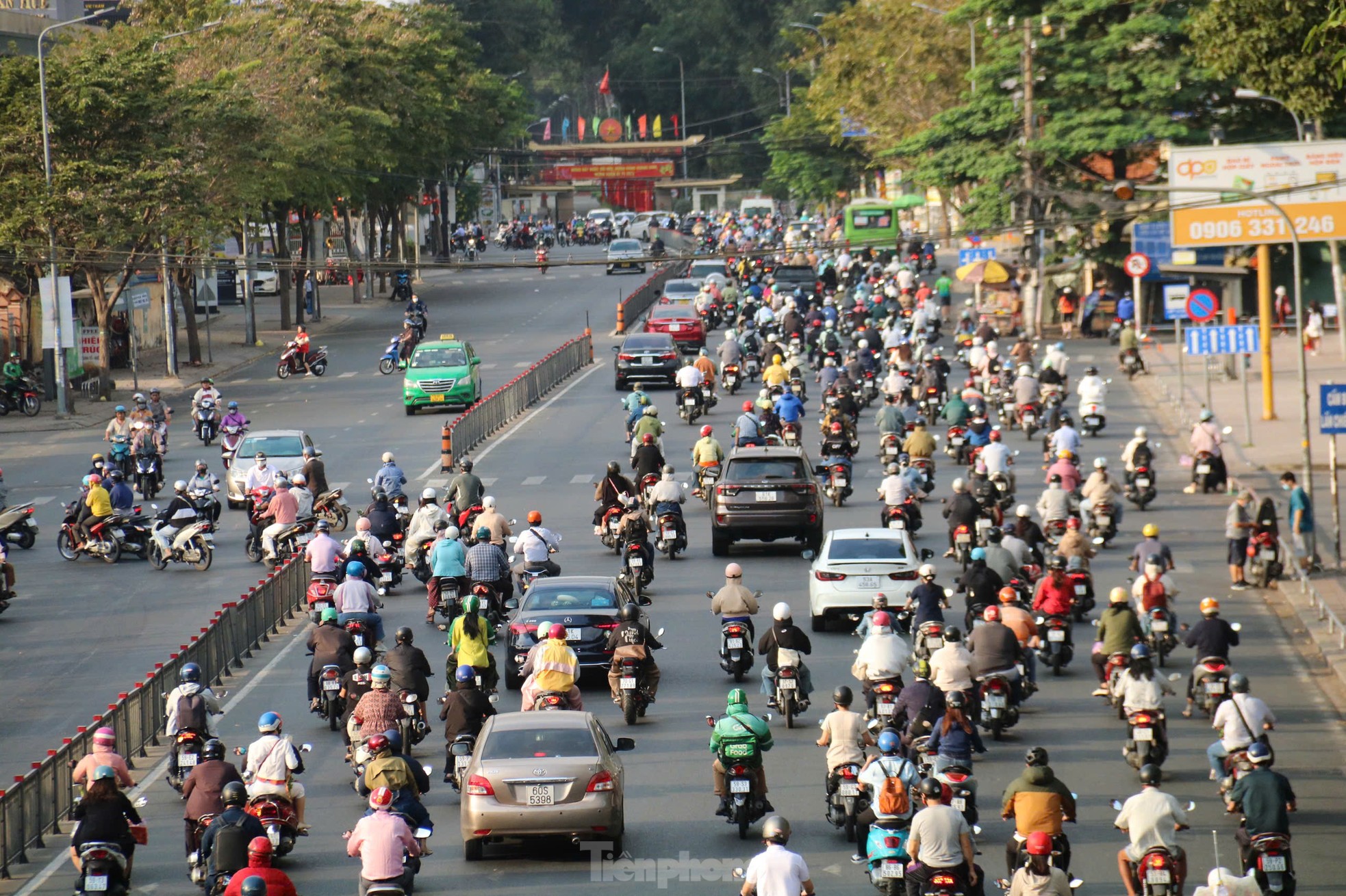 Đường vào trung tâm TPHCM tắc nghẽn ngày đầu đi làm sau Tết Nguyên đán - Ảnh 17.