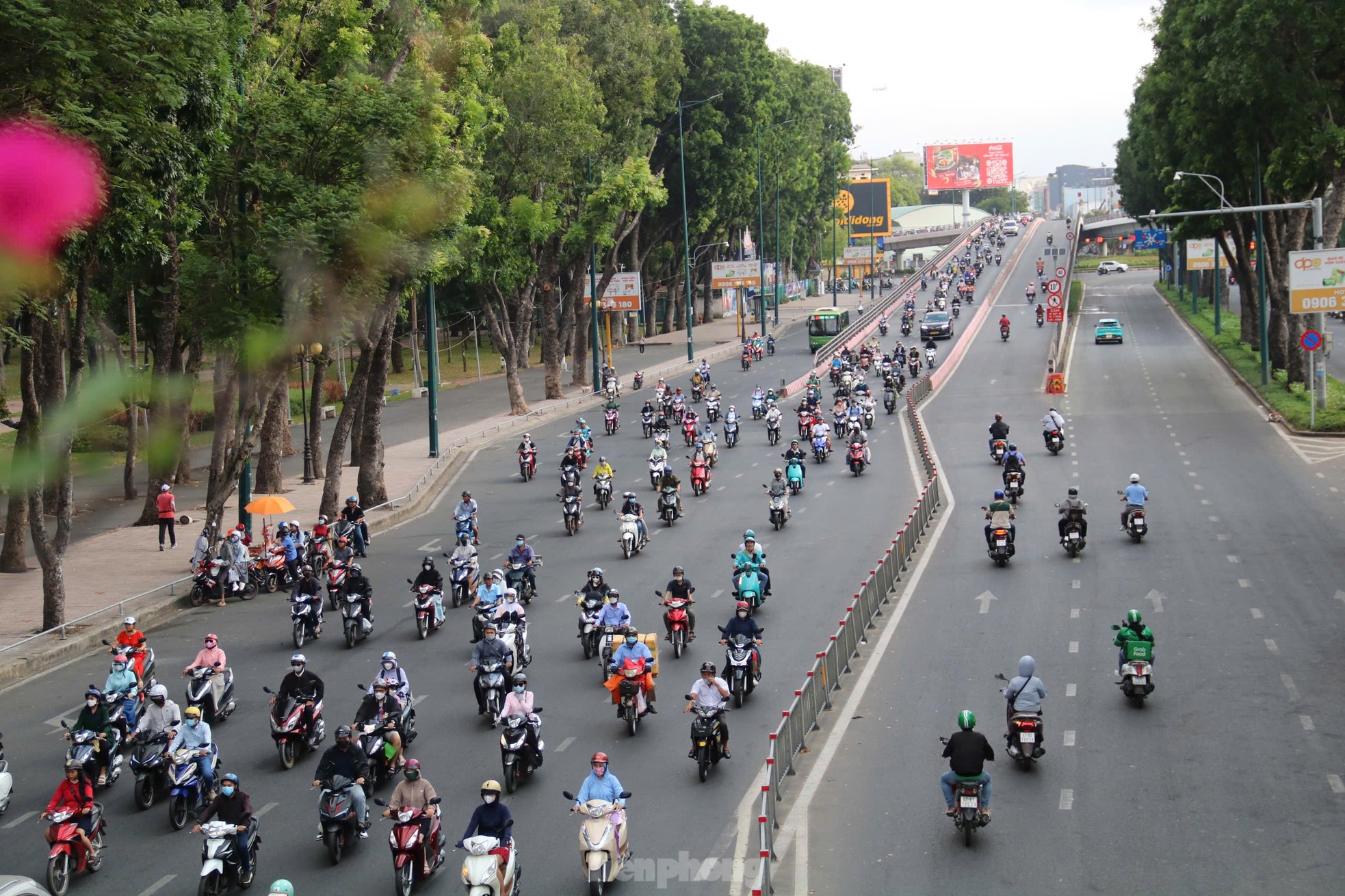 Đường vào trung tâm TPHCM tắc nghẽn ngày đầu đi làm sau Tết Nguyên đán - Ảnh 16.