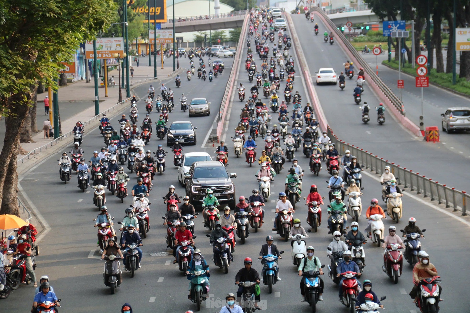 Đường vào trung tâm TPHCM tắc nghẽn ngày đầu đi làm sau Tết Nguyên đán - Ảnh 15.