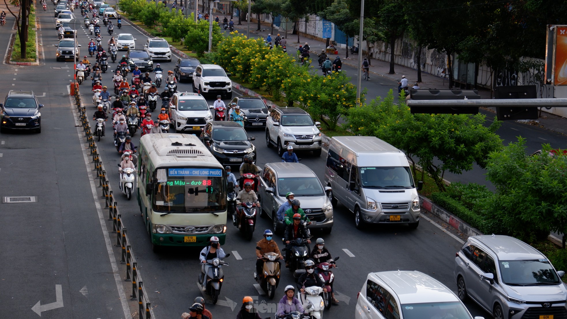 Đường vào trung tâm TPHCM tắc nghẽn ngày đầu đi làm sau Tết Nguyên đán - Ảnh 6.