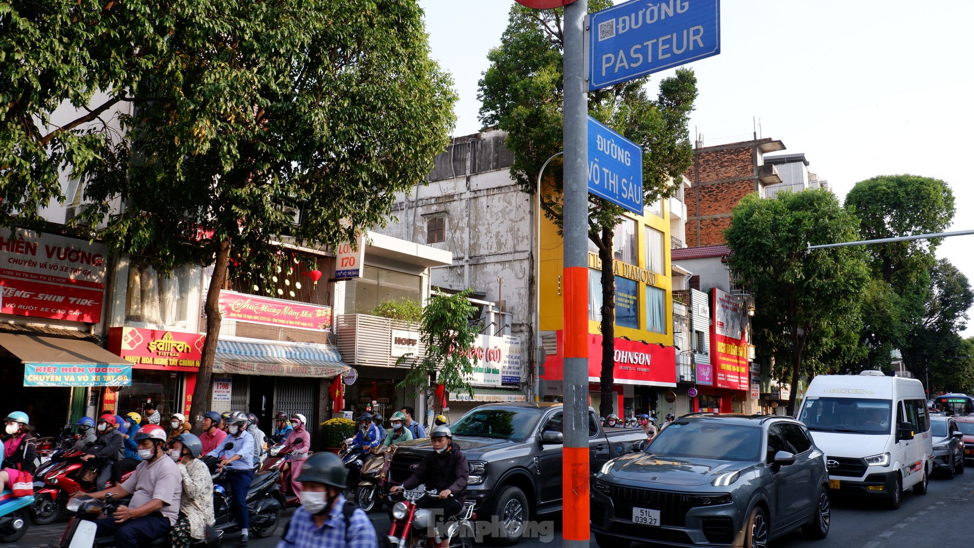 Đường vào trung tâm TPHCM tắc nghẽn ngày đầu đi làm sau Tết Nguyên đán - Ảnh 8.