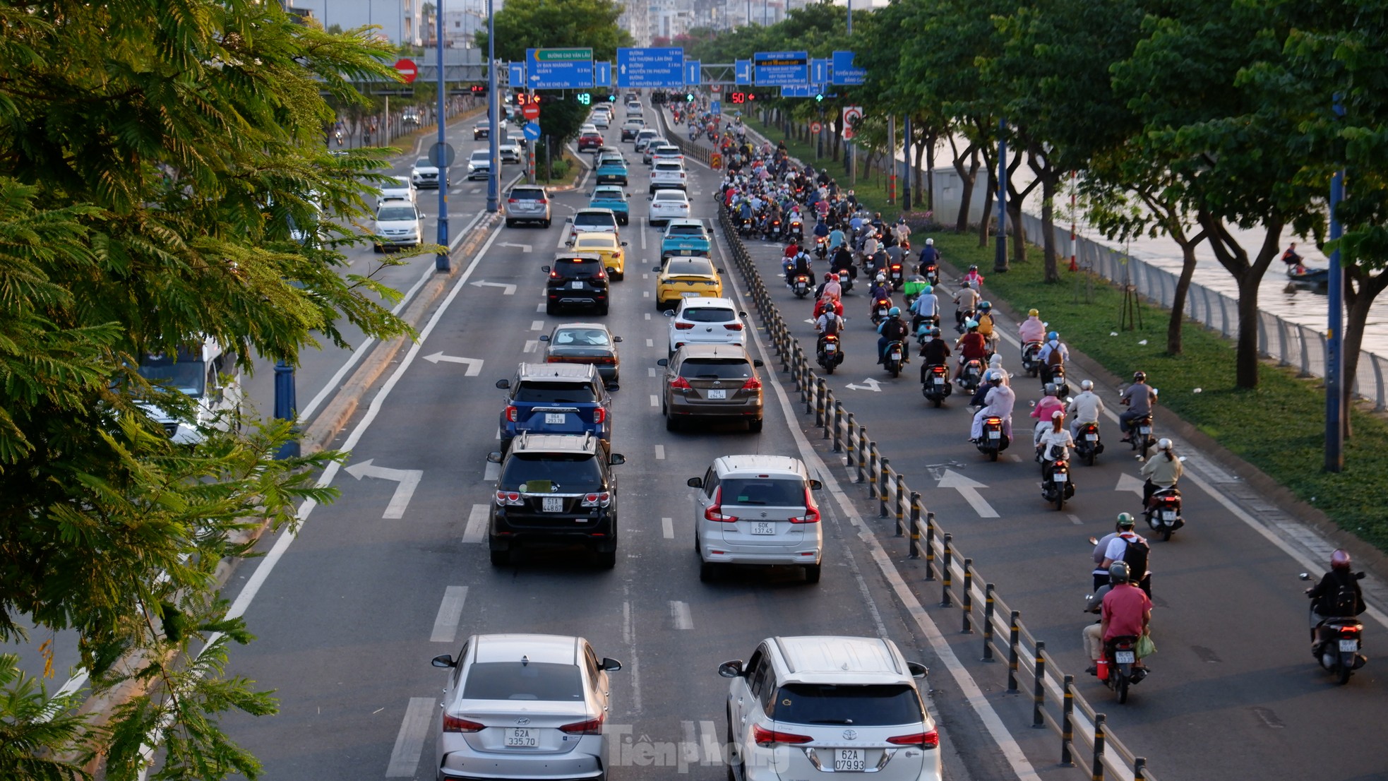 Đường vào trung tâm TPHCM tắc nghẽn ngày đầu đi làm sau Tết Nguyên đán - Ảnh 2.