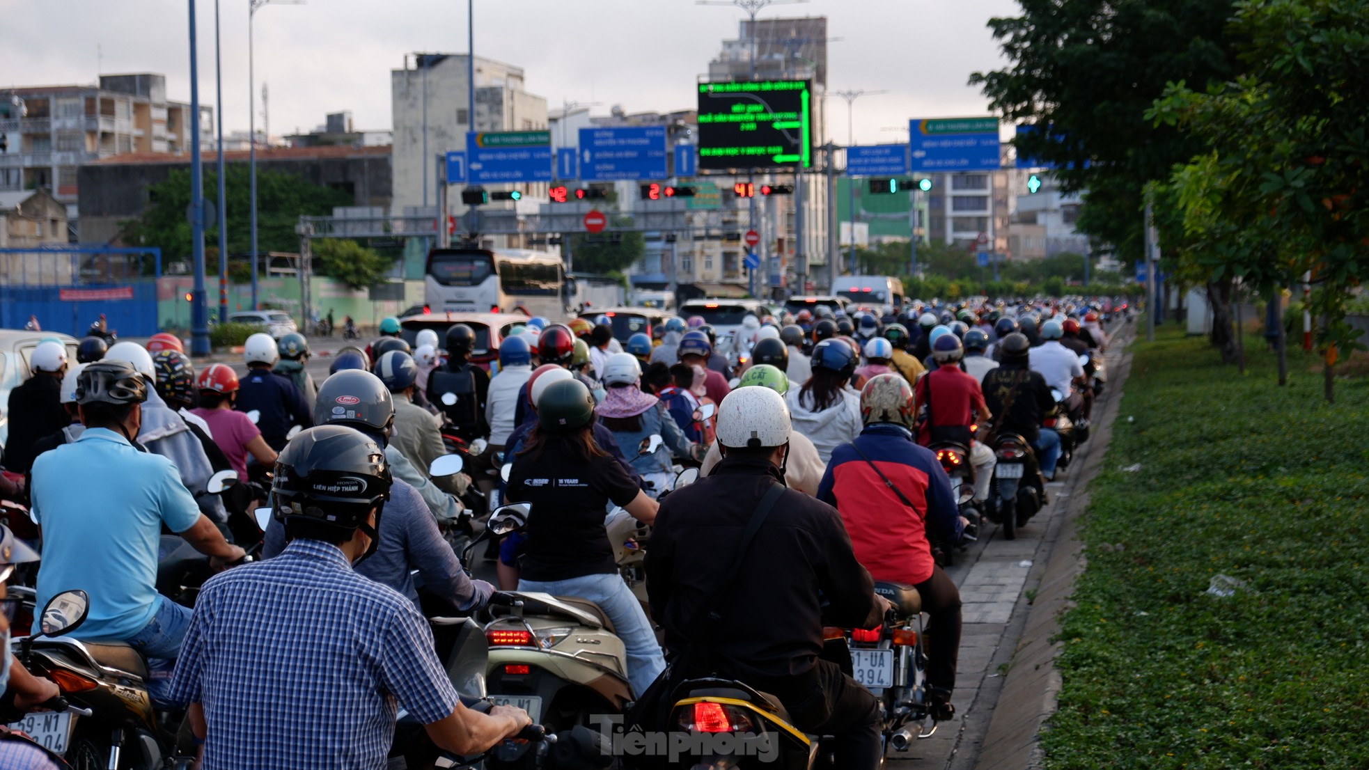 Đường vào trung tâm TPHCM tắc nghẽn ngày đầu đi làm sau Tết Nguyên đán - Ảnh 5.