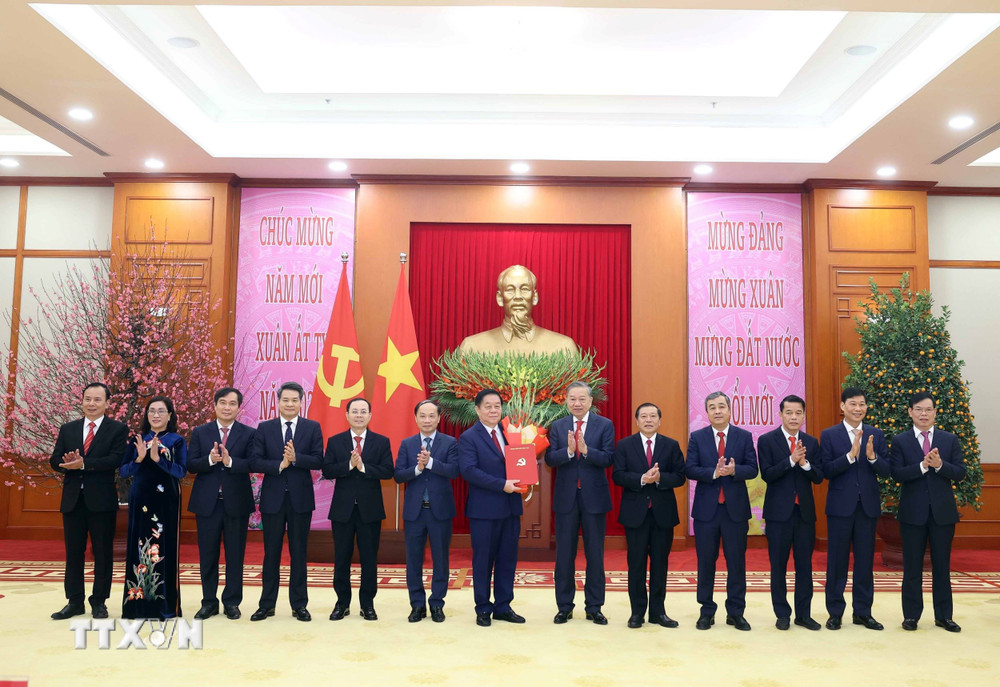 Công bố các Quyết định của Bộ Chính trị, Ban Bí thư về nhân sự - Ảnh 1.