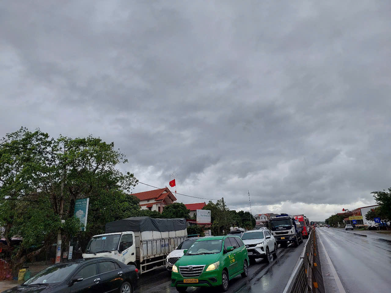 Người phụ nữ bị xe khách kéo lê 20 m trên Quốc lộ 1 - Ảnh 3. Người phụ nữ bị xe khách kéo lê 20 m trên Quốc lộ 1 - Ảnh 3.